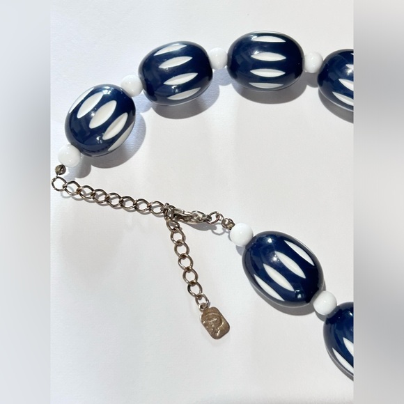 Vintage Trifari Chunky Blue & White Etched Oval Beaded Choker Necklace 17”-20” - Picture 7 of 8